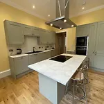 Remarkable 5br Townhouse With Garden, Sleeps 12 * إدنبرة