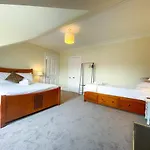 Remarkable 5br Townhouse With Garden, Sleeps 12