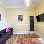 Remarkable 5br Townhouse With Garden, Sleeps 12 إدنبرة