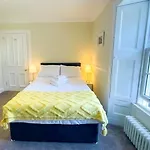 Remarkable 5br Townhouse With Garden, Sleeps 12 شقة إدنبرة