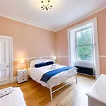 شقة Remarkable 5br Townhouse With Garden, Sleeps 12 *