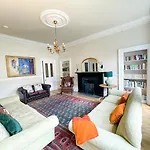 Remarkable 5br Townhouse With Garden, Sleeps 12 * إدنبرة