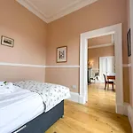 Remarkable 5br Townhouse With Garden, Sleeps 12 إدنبرة
