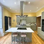 Remarkable 5br Townhouse With Garden, Sleeps 12 شقة *