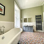 شقة Remarkable 5br Townhouse With Garden, Sleeps 12 *