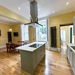 شقة Remarkable 5br Townhouse With Garden, Sleeps 12