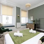 Apartment Joivy Homely By St Giles With Desk