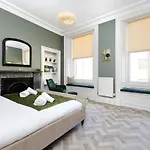 Joivy Homely By St Giles With Desk Apartment
