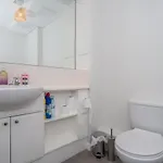 Апартаменты Modern Renovated 2bed Flat With Free Parking *