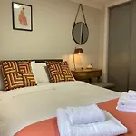 Private Main Door Lovely 2 Bedroom דירה