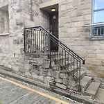 Next To The Palace And Royal Mile With Parking *