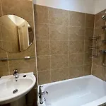 Bright 3 Bedroom דירה