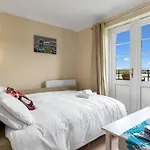 Modern 1br Flat - Free Parking + Lift דירה