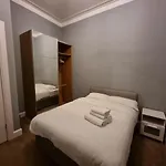 Bright 3 Bedroom דירה *