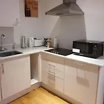 Modern, Centre 1 Bed, Ground Floor Apartamento