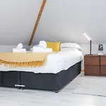 Beautiful 4 Bedroom - Free Parking