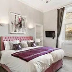 Lovely 4 Bedroom With 7 Beds And Free Parking