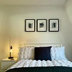 3 Bedroom - 2 Bathroom Townhouse In Corstorphine Near Murrayfield Stadium - Direct Bus To Centre In 20 Minutes - Two Private Parking Spaces - Private Sunny Garden - Recently Refurbished Дом отдыха *