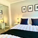 3 Bedroom - 2 Bathroom Townhouse In Corstorphine Near Murrayfield Stadium - Direct Bus To Centre In 20 Minutes - Two Private Parking Spaces - Private Sunny Garden - Recently Refurbished Дом отдыха Эдинбург