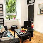 Chic & Bright Flat Near Holyrood Park Edinburgh