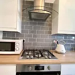 3 Bedroom - 2 Bathroom Townhouse In Corstorphine Near Murrayfield Stadium - Direct Bus To Centre In 20 Minutes - Two Private Parking Spaces - Private Sunny Garden - Recently Refurbished Эдинбург