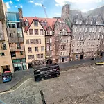 Modern Royal Mile 2 Bed Flat - Pass The Keys Apartmán