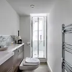 Modern Royal Mile 2 Bed Flat - Pass The Keys Apartmán Edinburgh