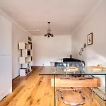 Modern Royal Mile 2 Bed Flat - Pass The Keys Apartmán