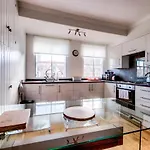 Modern Royal Mile 2 Bed Flat - Pass The Keys Edinburgh