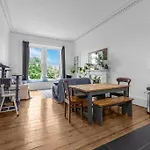 Bright And Spacious Flat Overlooking The Meadows *