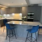 Cameron Coach House Modern In Murrayfield Edinburgh