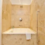 Elegant 3-bedroom Ramsay Garden In Centre Edinburgh