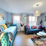 Harrismith Place By Sensational Short Lets & Serviced With Free Parking & Wi-fi *