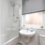 Cosy 1 Bedroom In The West End شقة *