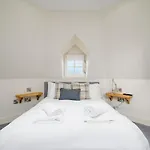 Historic Ramsay Garden Apt With Balcony Views - Pass The Keys * Edinburgh