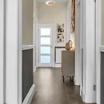 Elegant 2bed-central -by Homes *
