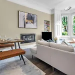 Elegant 2bed-central -by Homes *