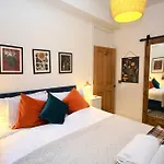 Apartment The Holyrood Park Hideaway Is A Lush & Arty 2 Double Bed *
