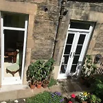 Apartment The Holyrood Park Hideaway Is A Lush & Arty 2 Double Bed *