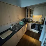 Appartement Two Bedroom With Free Side Street Parking 24 *