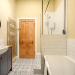 Appartamento 5-br 3-bth Newington - Modern & Spacious