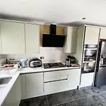 Immanuel House - Modern Luxury Victorian 1872 - Free Parking & Superfast Fibre Optic Wifi Apartment *