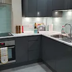 Beautiful Ground Floor Flat Near Haymarket شقة *