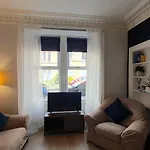 Beautiful Ground Floor Flat Near Haymarket شقة *