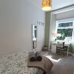 Beautiful Ground Floor Flat Near Haymarket شقة *