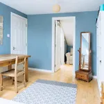 Stylish 3 Bedroom Near Hollyrood Park