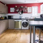 Stylish 3 Bedroom Near Hollyrood Park Дом отдыха *