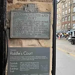 16th Century Courtyard On The Royal Mile *