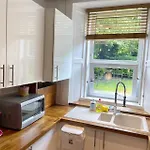 Lägenhet Lovely Two Bedrooms Edinburg