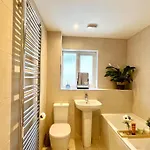 Modern And Spacious With Large Garden Feriehus *